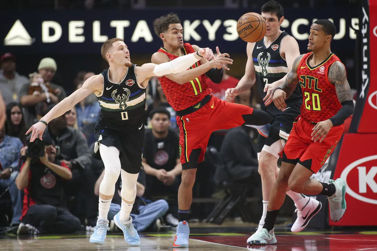 Trae Young gặp chấn thương mắt cá chân ở trận gặp Milwaukee Bucks - Ảnh 1.