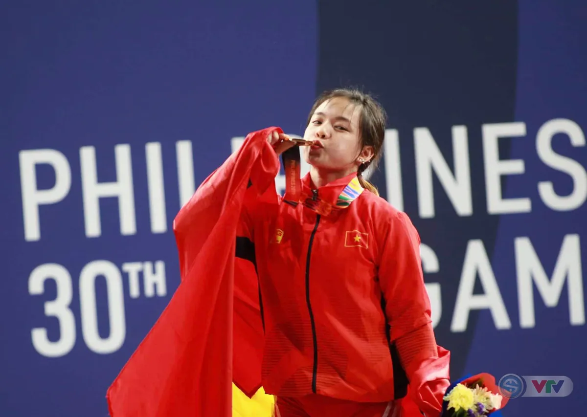 SEA Games 30: Nâng mức tạ phi thường, Hồng Thanh đoạt huy chương vàng cử tạ kịch tính - Ảnh 3. SEA Games 30: Nâng mức tạ phi thường, Hồng Thanh đoạt huy chương vàng cử tạ kịch tính - Ảnh 3.