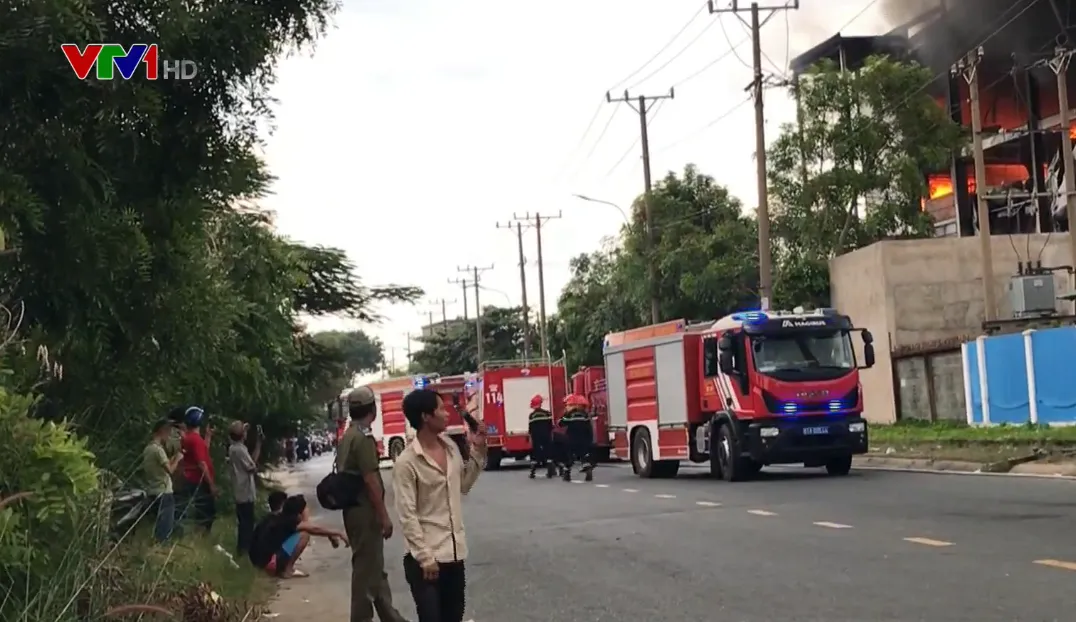 Ch&aacute;y lớn tại khu c&ocirc;ng nghiệp S&oacute;ng Thần, B&igrave;nh Dương - Ảnh 1.