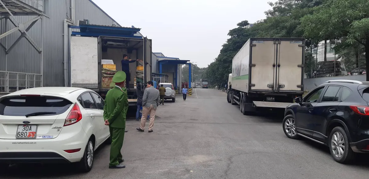 Phát hiện hai container nhập lậu đồ đông lạnh từ Trung Quốc trong sân siêu thị MM Mega Market - Ảnh 7.