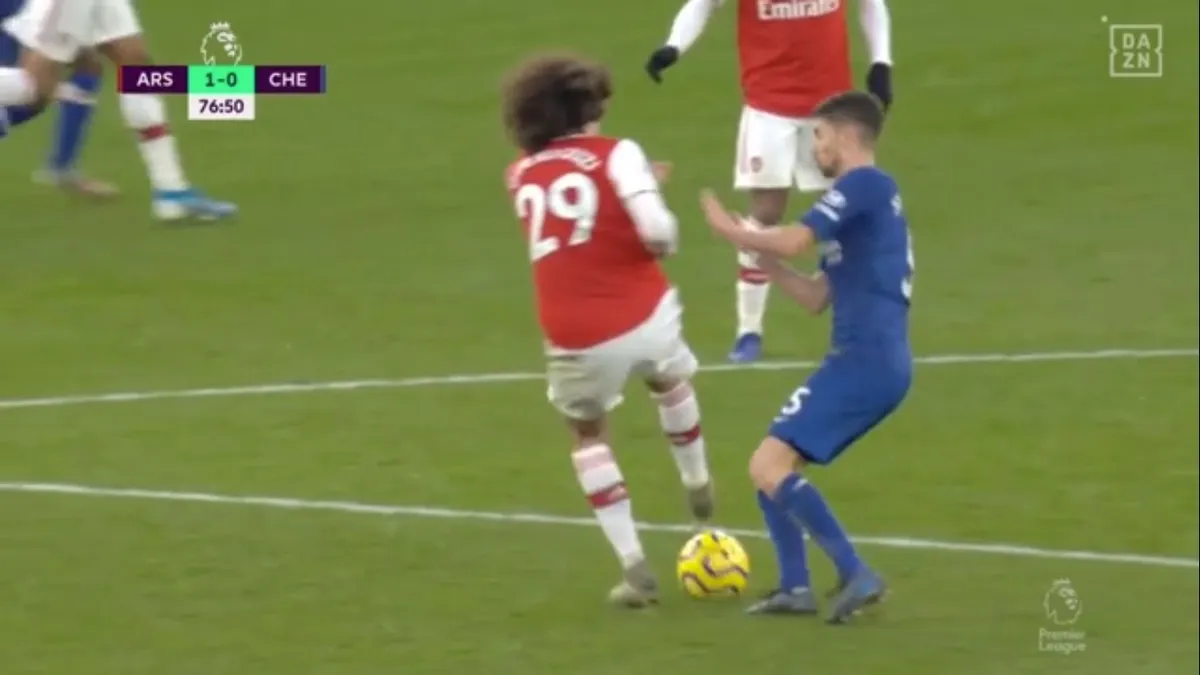 Làm thế nào Jorginho vẫn có mặt ở trên sân và ghi bàn vậy? - Ảnh 1. Làm thế nào Jorginho vẫn có mặt ở trên sân và ghi bàn vậy? - Ảnh 1.
