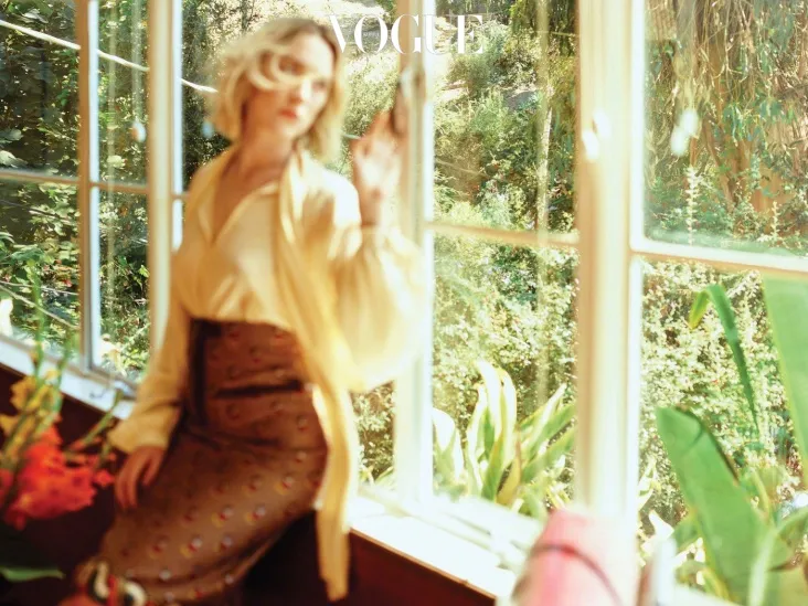 Saoirse Ronan ấn tượng tr&ecirc;n Vogue H&agrave;n Quốc - Ảnh 2.