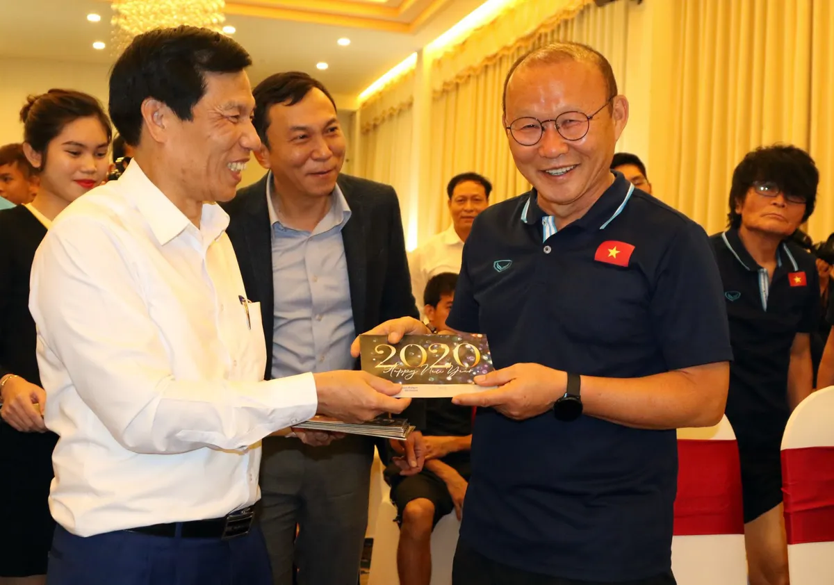 Bộ trưởng Nguyễn Ngọc Thiện và lãnh đạo TCTDTT, LĐBĐVN thăm đội tuyển U23 quốc gia - Ảnh 4. Bộ trưởng Nguyễn Ngọc Thiện và lãnh đạo TCTDTT, LĐBĐVN thăm đội tuyển U23 quốc gia - Ảnh 4.
