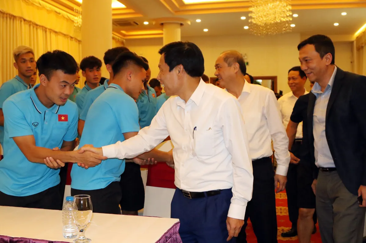 Bộ trưởng Nguyễn Ngọc Thiện và lãnh đạo TCTDTT, LĐBĐVN thăm đội tuyển U23 quốc gia - Ảnh 5. Bộ trưởng Nguyễn Ngọc Thiện và lãnh đạo TCTDTT, LĐBĐVN thăm đội tuyển U23 quốc gia - Ảnh 5.