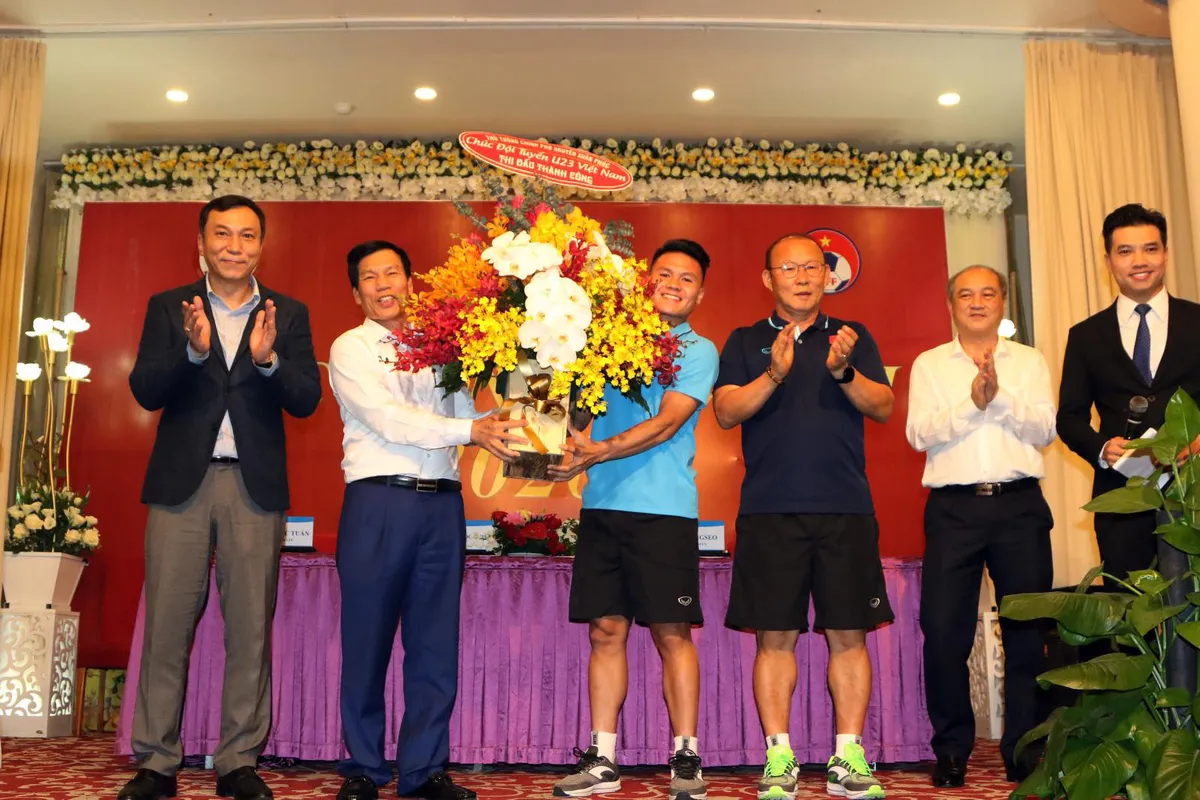Bộ trưởng Nguyễn Ngọc Thiện và lãnh đạo TCTDTT, LĐBĐVN thăm đội tuyển U23 quốc gia - Ảnh 1. Bộ trưởng Nguyễn Ngọc Thiện và lãnh đạo TCTDTT, LĐBĐVN thăm đội tuyển U23 quốc gia - Ảnh 1.