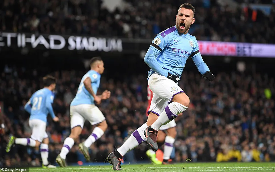 Man City 1-2 Man Utd: Thất bại sân nhà, hụt hơi cuộc đua vô địch - Ảnh 4. Man City 1-2 Man Utd: Thất bại sân nhà, hụt hơi cuộc đua vô địch - Ảnh 4.