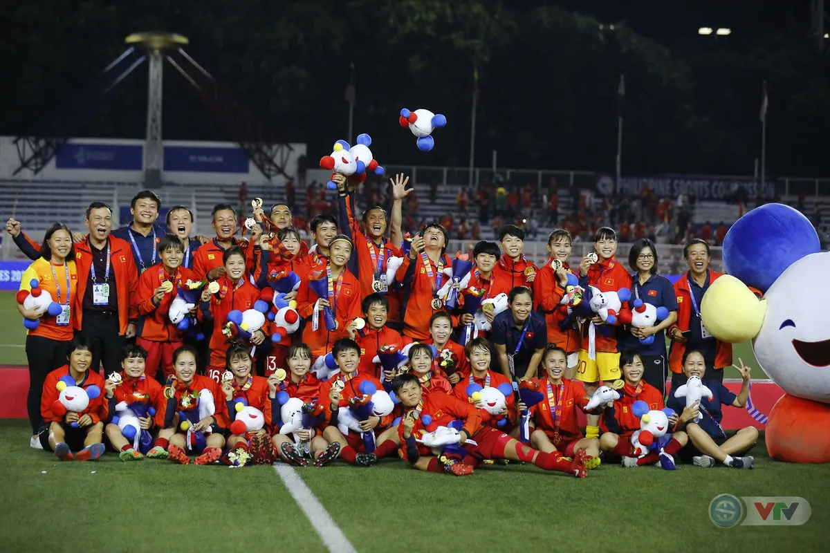 HLV Mai Đức Chung xúc động sau chức vô địch SEA Games lần thứ 6 của bóng đá nữ Việt Nam - Ảnh 4. HLV Mai Đức Chung xúc động sau chức vô địch SEA Games lần thứ 6 của bóng đá nữ Việt Nam - Ảnh 4.