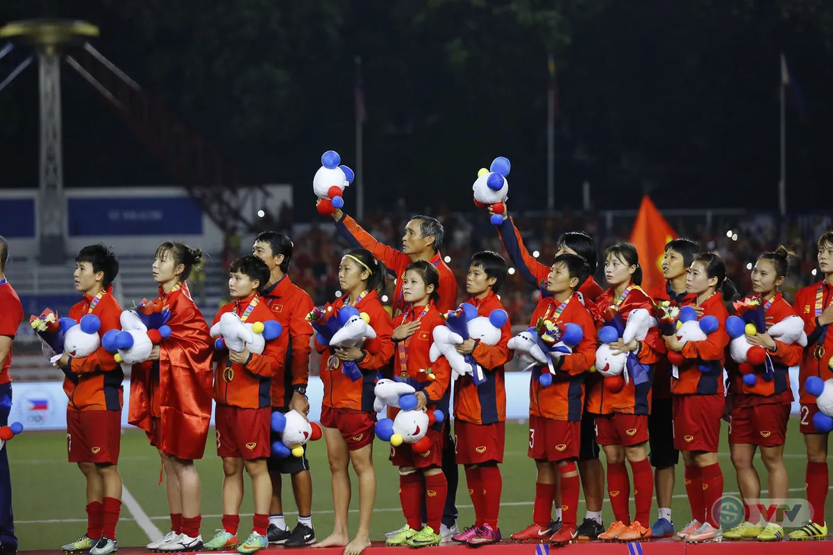 HLV Mai Đức Chung xúc động sau chức vô địch SEA Games lần thứ 6 của bóng đá nữ Việt Nam - Ảnh 3. HLV Mai Đức Chung xúc động sau chức vô địch SEA Games lần thứ 6 của bóng đá nữ Việt Nam - Ảnh 3.