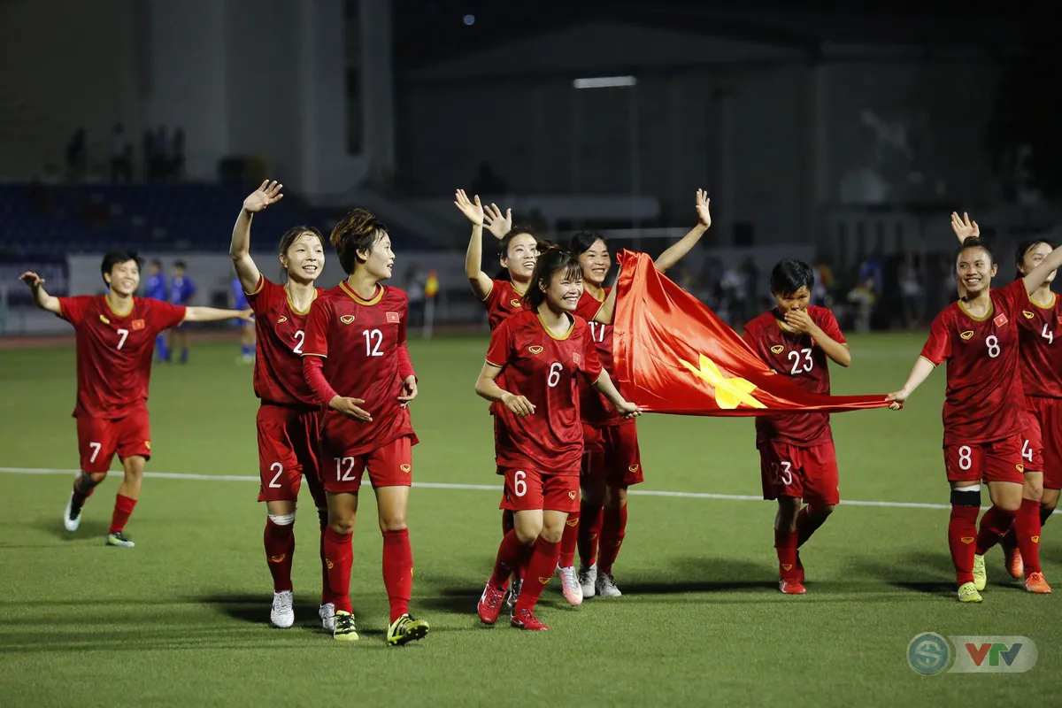 HLV Mai Đức Chung xúc động sau chức vô địch SEA Games lần thứ 6 của bóng đá nữ Việt Nam - Ảnh 2. HLV Mai Đức Chung xúc động sau chức vô địch SEA Games lần thứ 6 của bóng đá nữ Việt Nam - Ảnh 2.