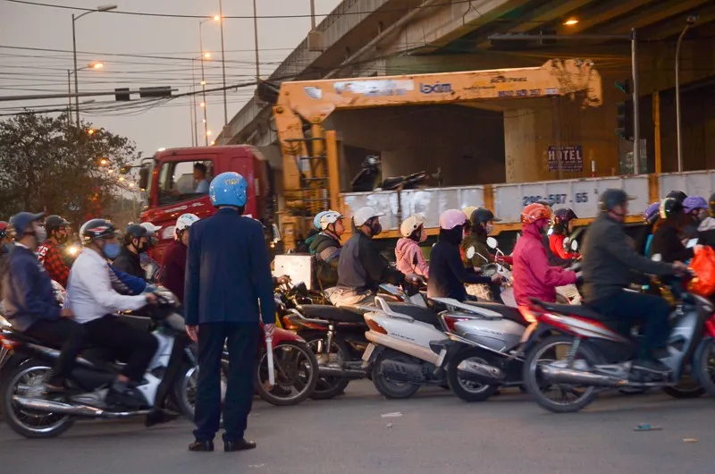 Thanh tra giao thông, CSGT xử lý vi phạm, chống ùn tắc giao thông dịp cao điểm Tết Nguyên đán 2019 - Ảnh 1.