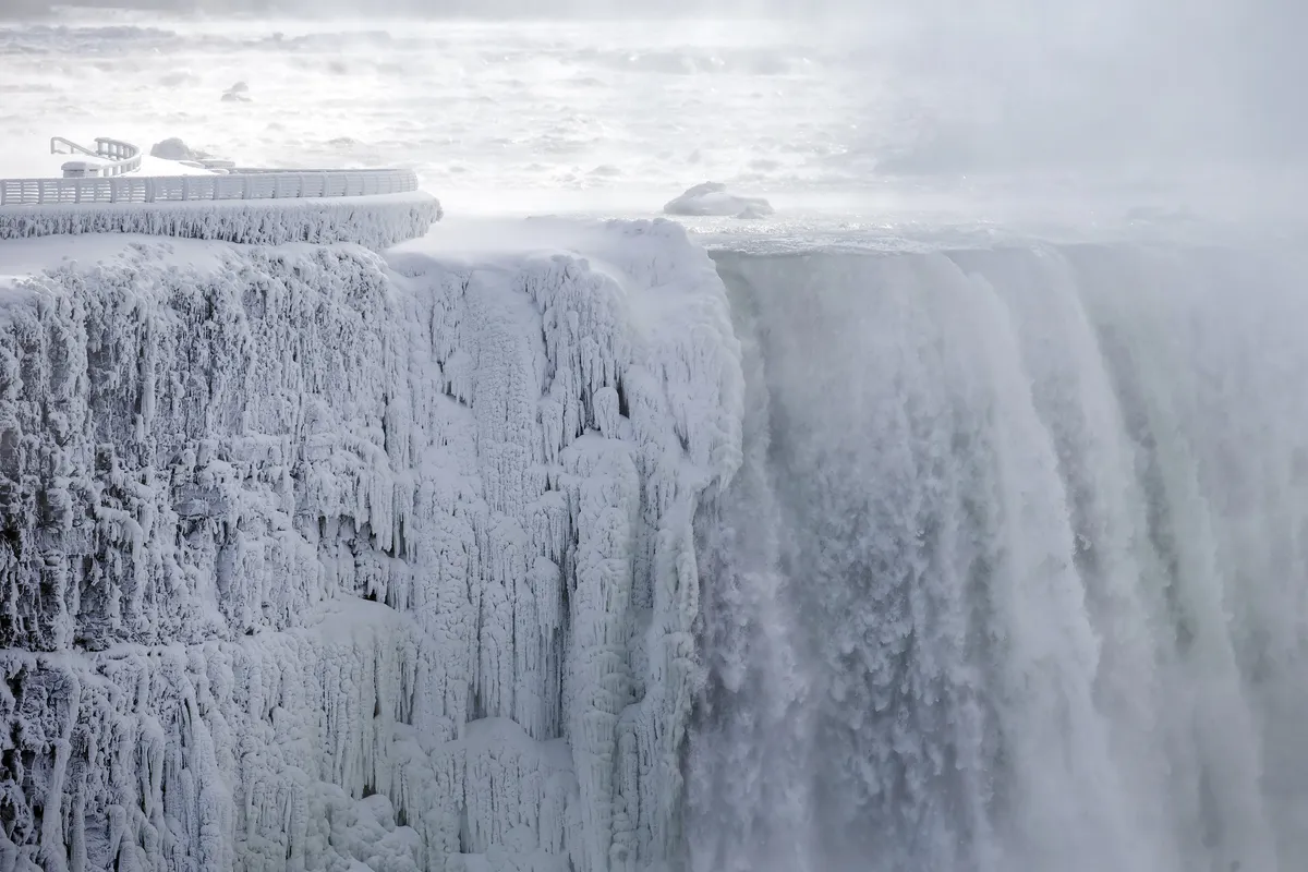 Thác Niagara, Canada hóa băng thu hút du khách - Ảnh 10.