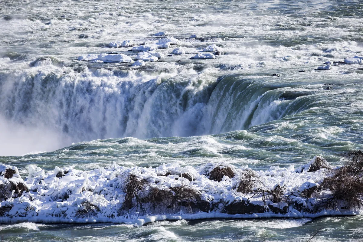 Thác Niagara, Canada hóa băng thu hút du khách - Ảnh 7.