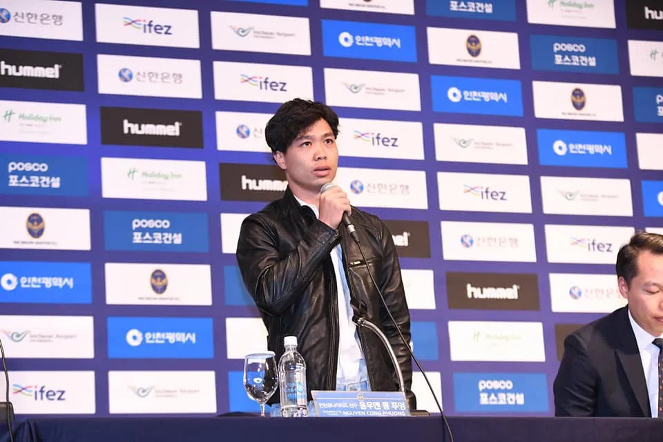 CHÍNH THỨC: Công Phượng rạng rỡ trong ngày ra mắt CLB mới Incheon United FC - Ảnh 4. CHÍNH THỨC: Công Phượng rạng rỡ trong ngày ra mắt CLB mới Incheon United FC - Ảnh 4.