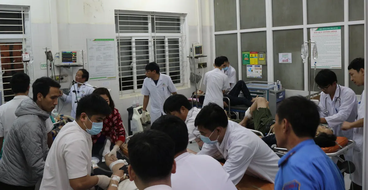 Khẩn trương cấp cứu 12 nạn nhân vụ tai nạn giao thông trên cao tốc Hà Nội - Lào Cai - Ảnh 3.