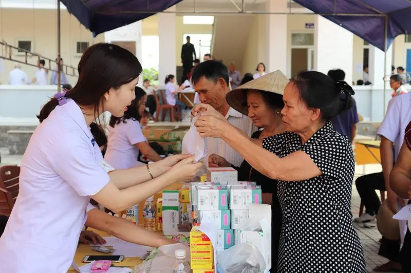 Hà Tĩnh: Hơn 500 người dân được khám sức khỏe, cấp thuốc miễn phí - Ảnh 1.