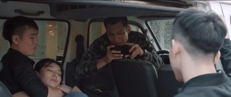 Chạy trốn thanh xu&acirc;n - Tập 24: An bị quay clip n&oacute;ng, bố Nam d&ugrave;ng tiền dụ b&agrave; Mỹ chia rẽ Nam v&agrave; An - Ảnh 1.