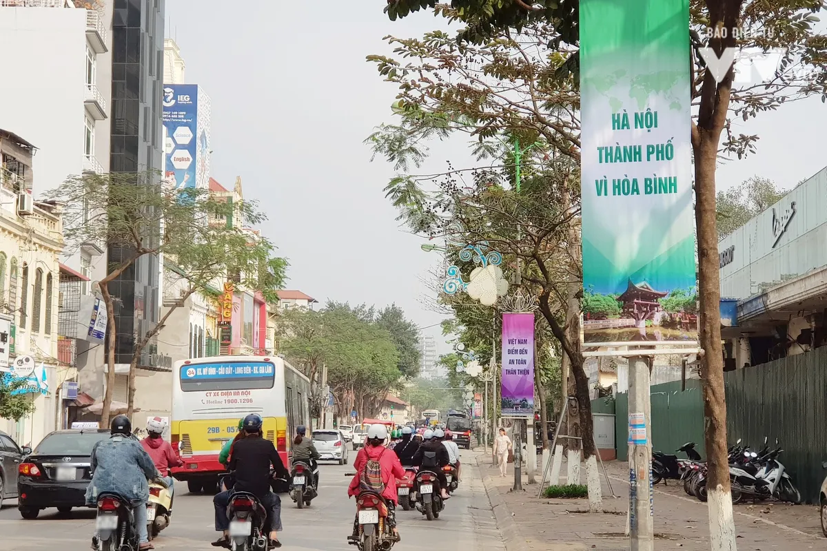 Đường phố Hà Nội rực rỡ cờ chào mừng Hội nghị thượng đỉnh Mỹ - Triều - Ảnh 1.