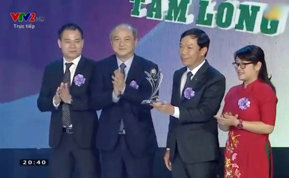 Cúp Chiến thắng 2018: Tiền vệ Quang Hải giành giải thưởng Nam VĐV của năm - Ảnh 2.