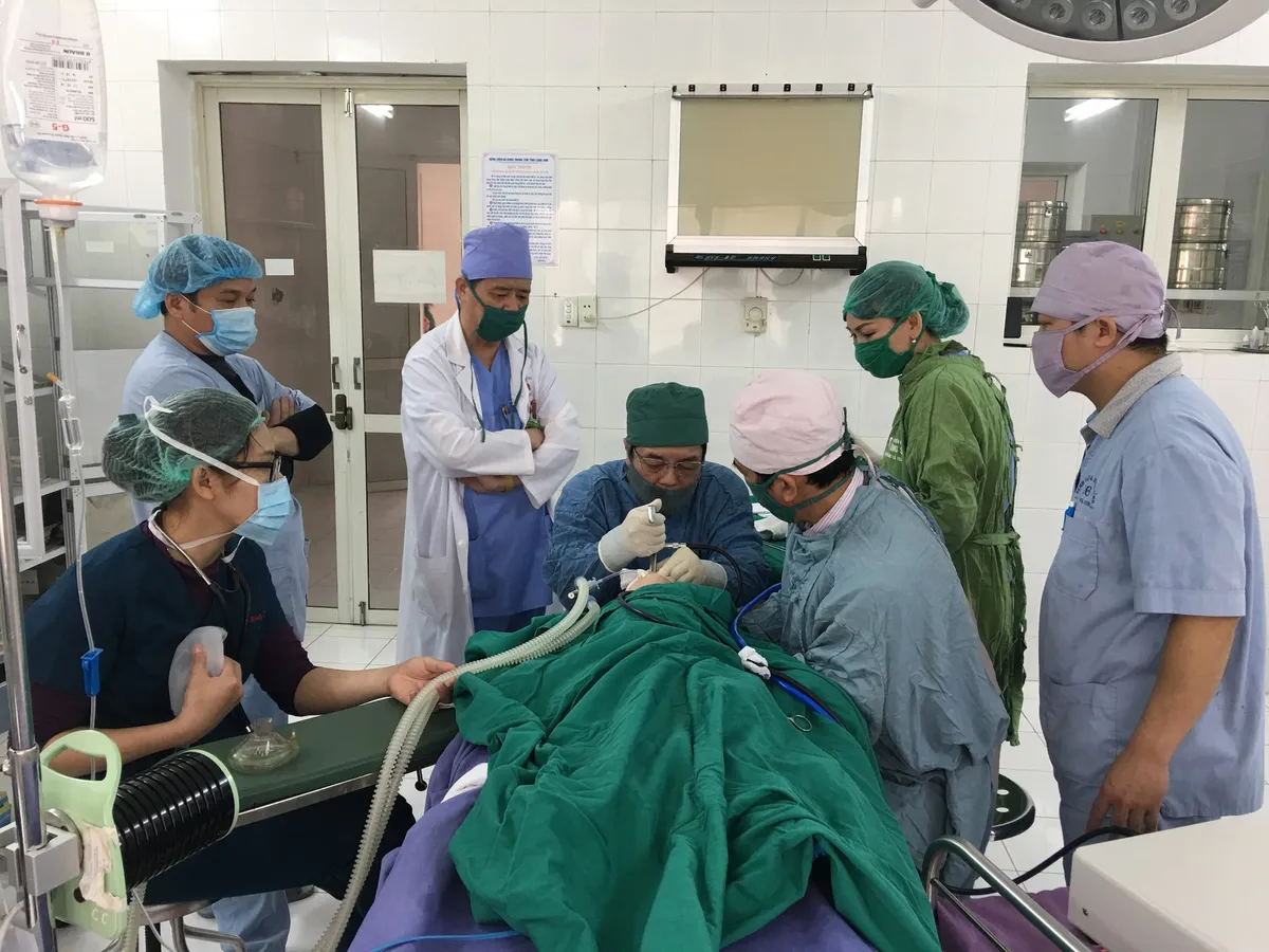 Gắp viên pin trong thực quản bé gái 3 tuổi - Ảnh 1. Gắp viên pin trong thực quản bé gái 3 tuổi - Ảnh 1.