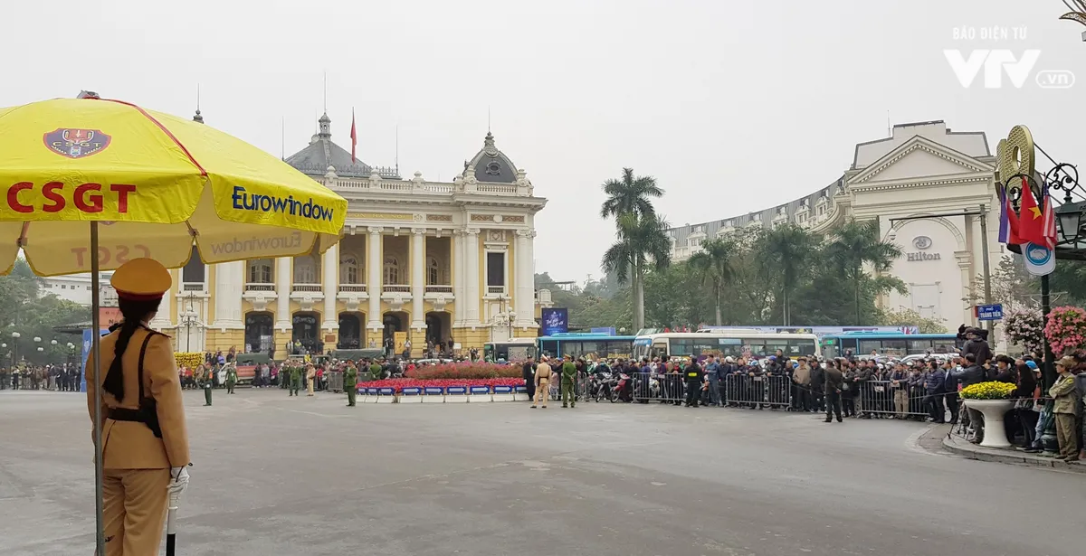 Ảnh: Nhìn lại cảnh đoàn xe của Chủ tịch Triều Tiên Kim Jong-un tiến vào thủ đô Hà Nội - Ảnh 7.