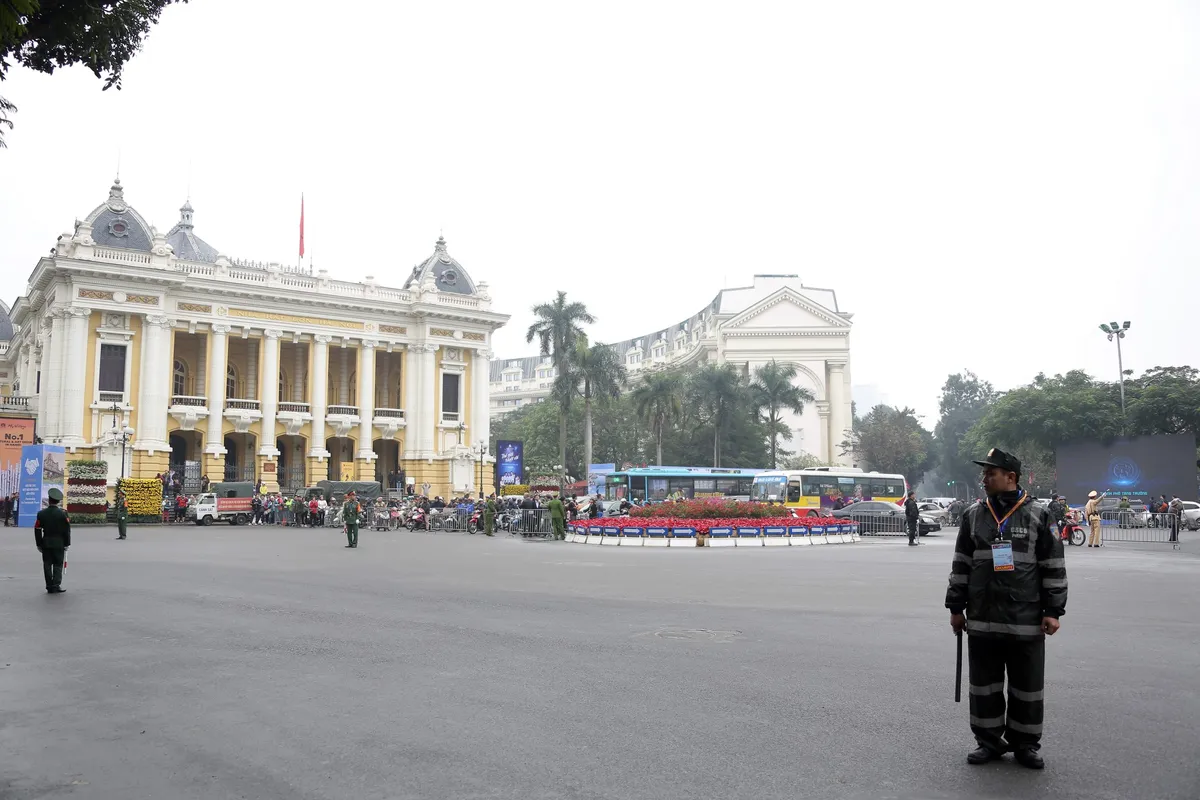 Ảnh: Nhìn lại cảnh đoàn xe của Chủ tịch Triều Tiên Kim Jong-un tiến vào thủ đô Hà Nội - Ảnh 1.