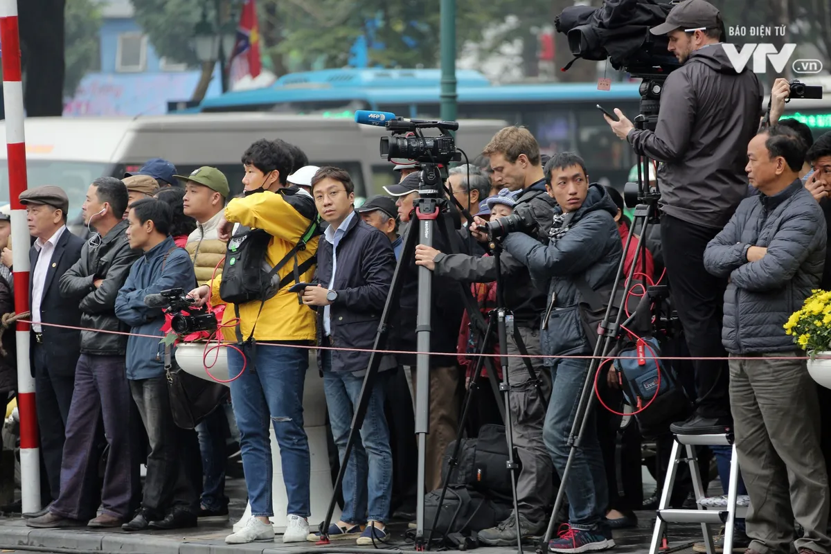 Ảnh: Nhìn lại cảnh đoàn xe của Chủ tịch Triều Tiên Kim Jong-un tiến vào thủ đô Hà Nội - Ảnh 11.