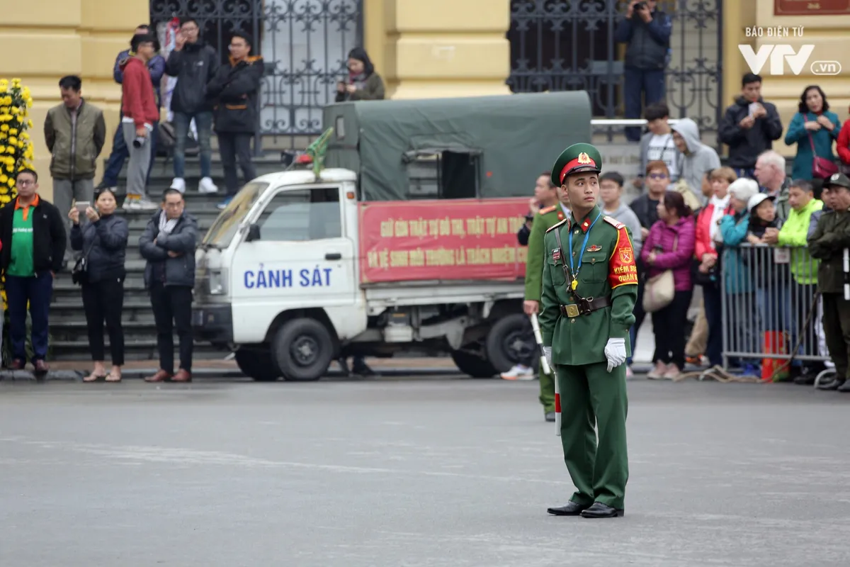 Ảnh: Nhìn lại cảnh đoàn xe của Chủ tịch Triều Tiên Kim Jong-un tiến vào thủ đô Hà Nội - Ảnh 3.