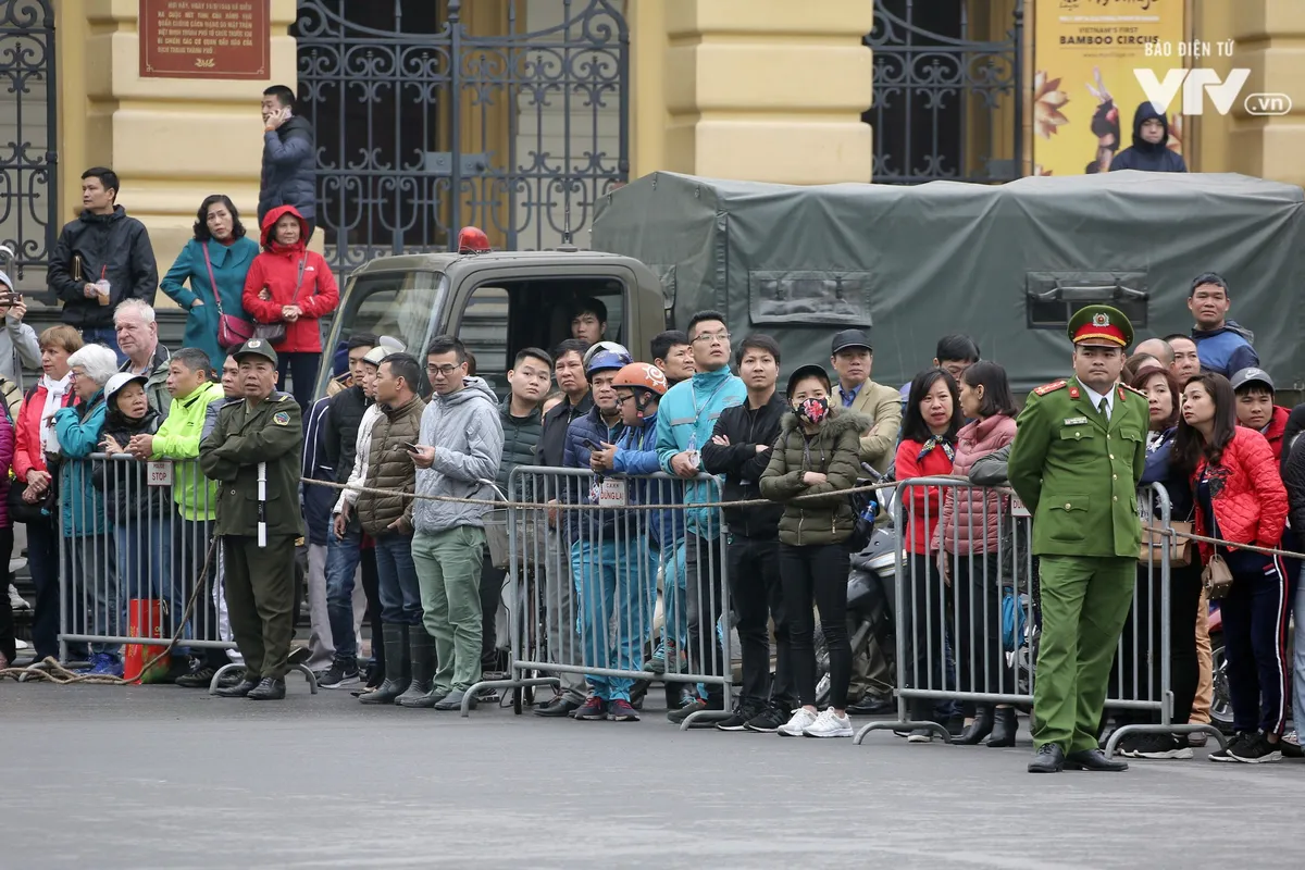 Ảnh: Nhìn lại cảnh đoàn xe của Chủ tịch Triều Tiên Kim Jong-un tiến vào thủ đô Hà Nội - Ảnh 4.