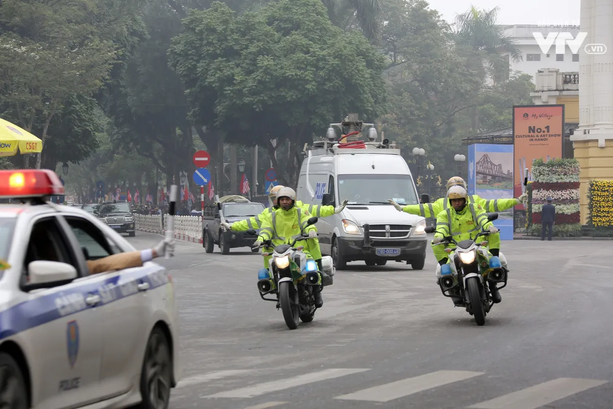 Ảnh: Nhìn lại cảnh đoàn xe của Chủ tịch Triều Tiên Kim Jong-un tiến vào thủ đô Hà Nội - Ảnh 31.