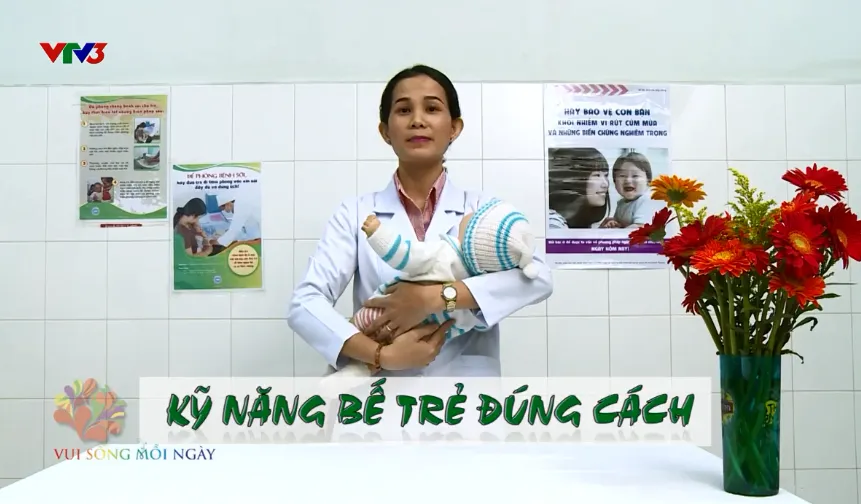 Hướng dẫn c&aacute;ch bế trẻ đ&uacute;ng c&aacute;ch theo từng lứa tuổi - Ảnh 1.