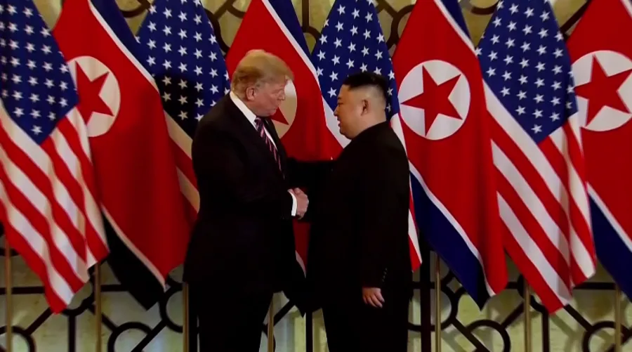 Tổng thống Donald Trump và Chủ tịch Kim Jong-un nói gì khi gặp nhau tại Hà Nội? - Ảnh 1.