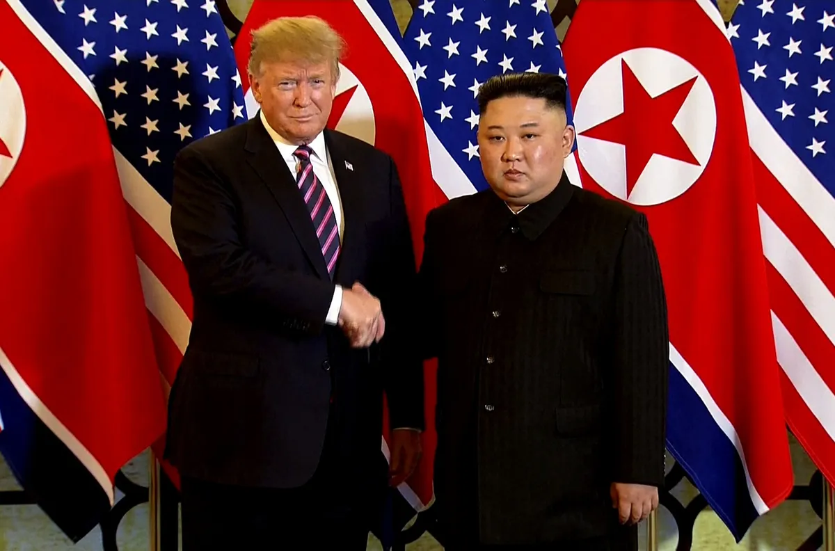 VIDEO Khoảnh khắc Tổng thống Donald Trump bắt tay Chủ tịch Kim Jong-un tại Hà Nội - Ảnh 3.