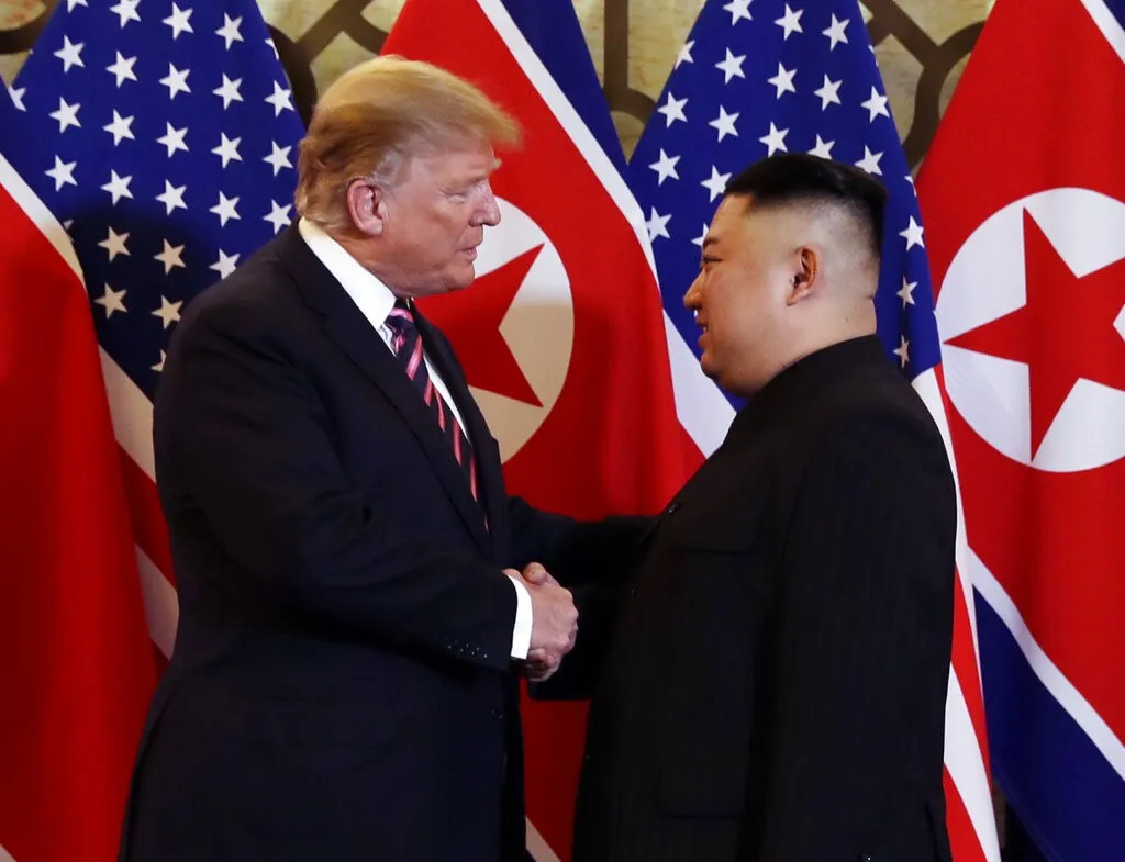 VIDEO Khoảnh khắc Tổng thống Donald Trump bắt tay Chủ tịch Kim Jong-un tại Hà Nội - Ảnh 2.