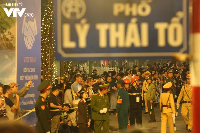 Chùm ảnh: Maybach chở Chủ tịch Kim Jong-un thẳng tiến vào Metropole gặp Tổng thống Donald Trump - Ảnh 8. Chùm ảnh: Maybach chở Chủ tịch Kim Jong-un thẳng tiến vào Metropole gặp Tổng thống Donald Trump - Ảnh 8.