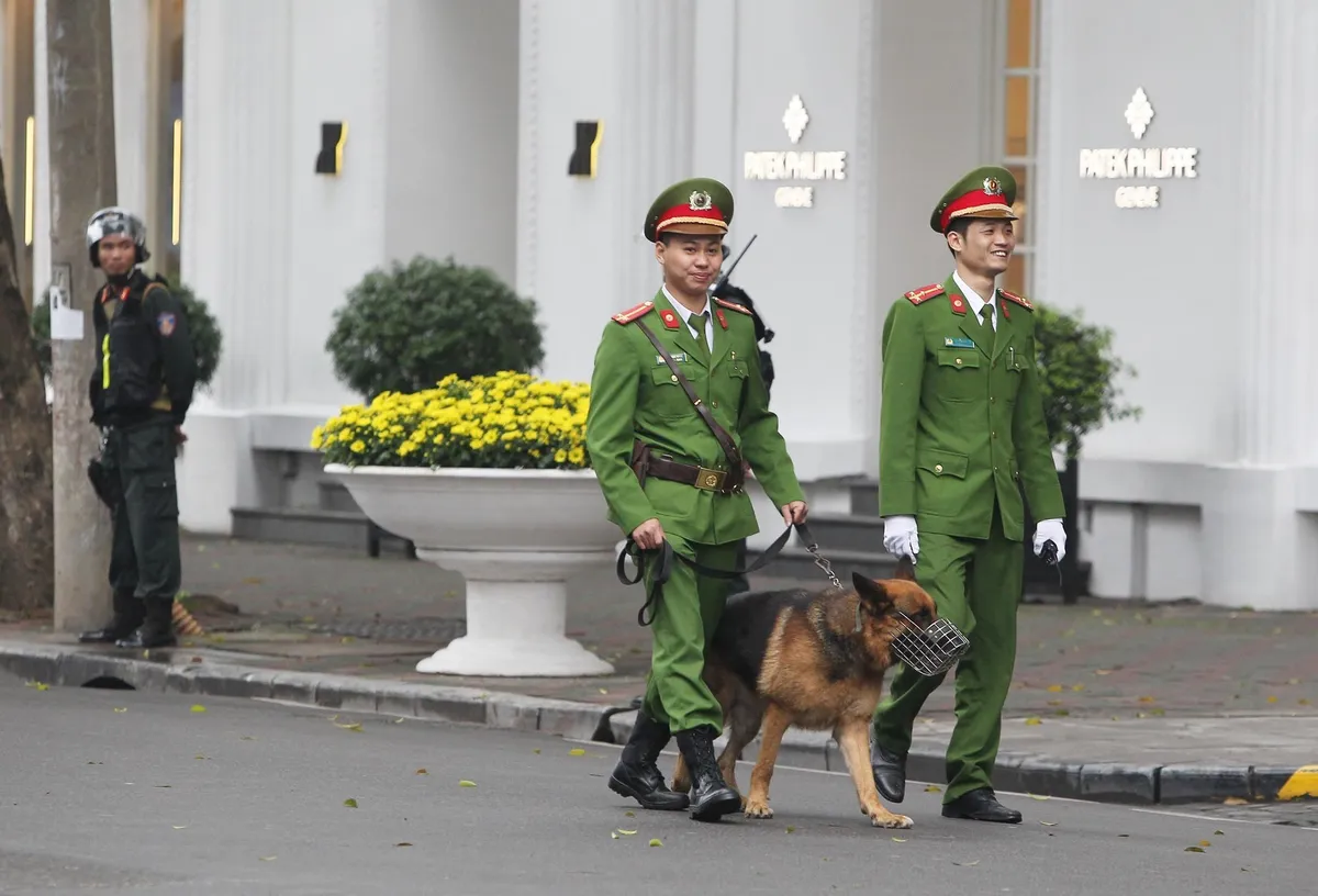 An ninh thắt chặt trước thềm cuộc gặp đầu tiên giữa Tổng thống Trump và Chủ tịch Kim Jong-un - Ảnh 3.