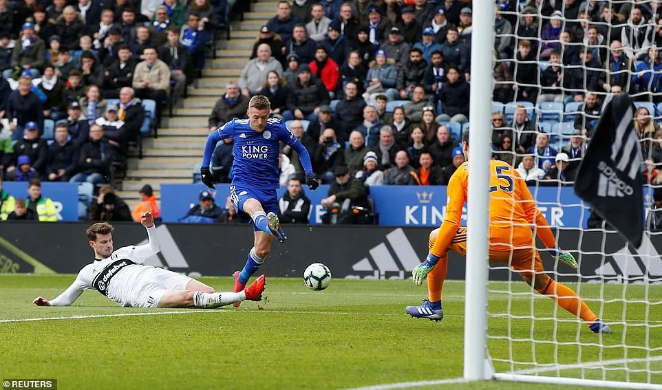 Lập cú đúp vào lưới Fulham, Vardy chạm mốc 100 bàn cho Leicester City - Ảnh 2. Lập cú đúp vào lưới Fulham, Vardy chạm mốc 100 bàn cho Leicester City - Ảnh 2.