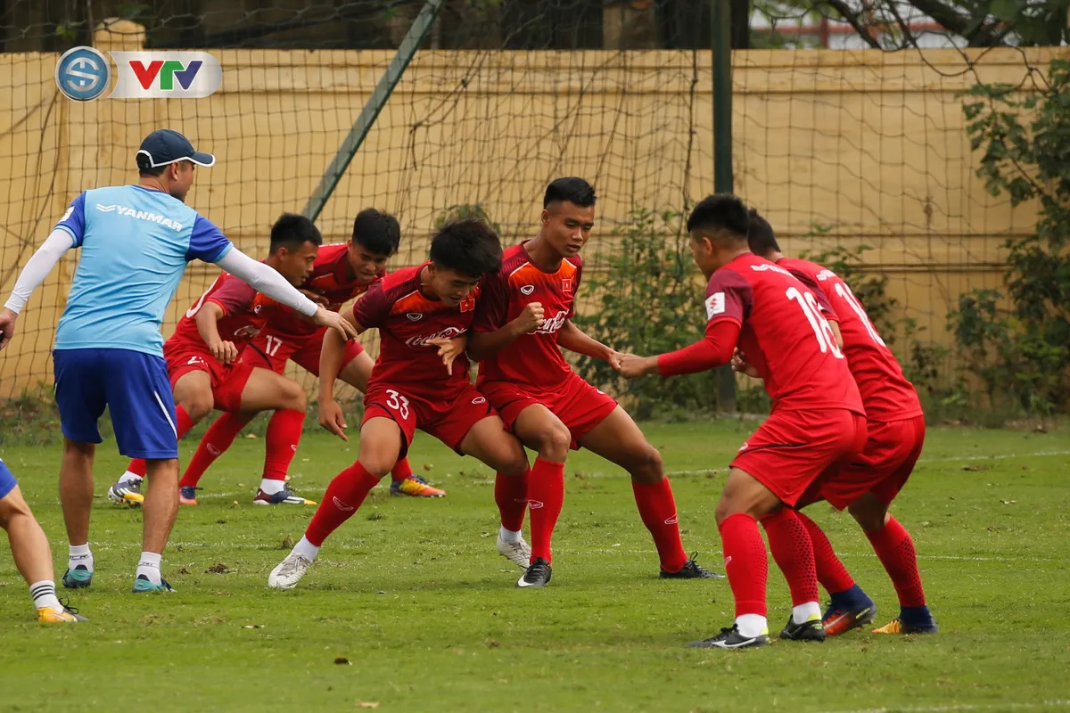 U23 Việt Nam tập luyện thiếu quân, thầy Park đau đầu về nhân sự - Ảnh 2. U23 Việt Nam tập luyện thiếu quân, thầy Park đau đầu về nhân sự - Ảnh 2.