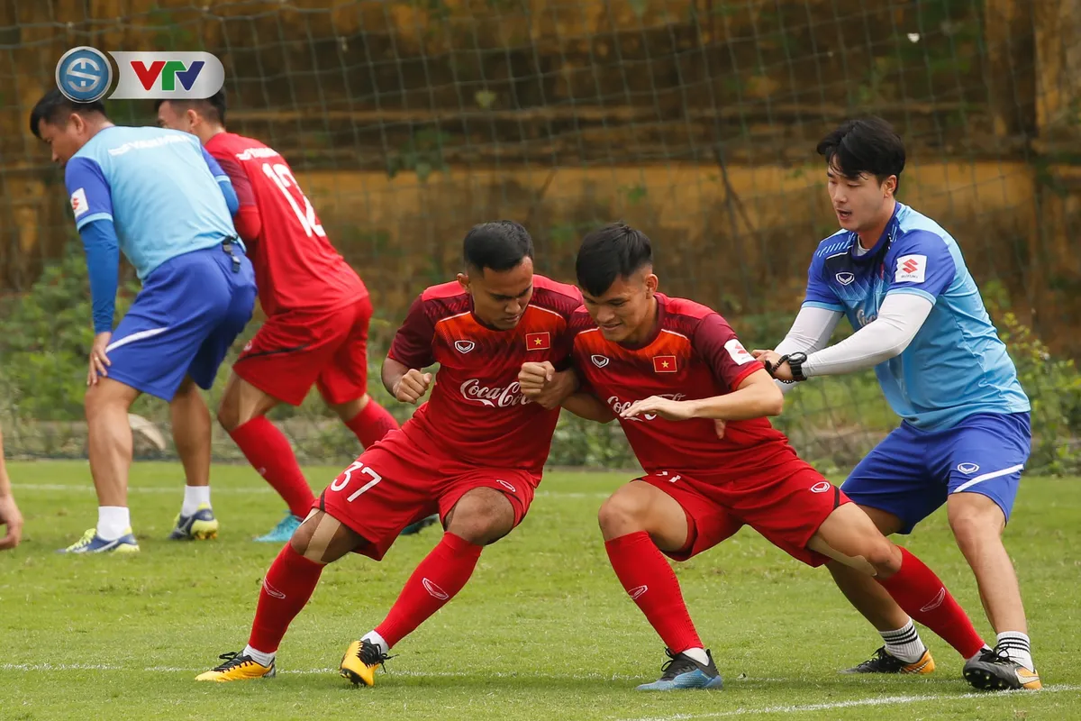 U23 Việt Nam tập luyện thiếu quân, thầy Park đau đầu về nhân sự - Ảnh 5. U23 Việt Nam tập luyện thiếu quân, thầy Park đau đầu về nhân sự - Ảnh 5.