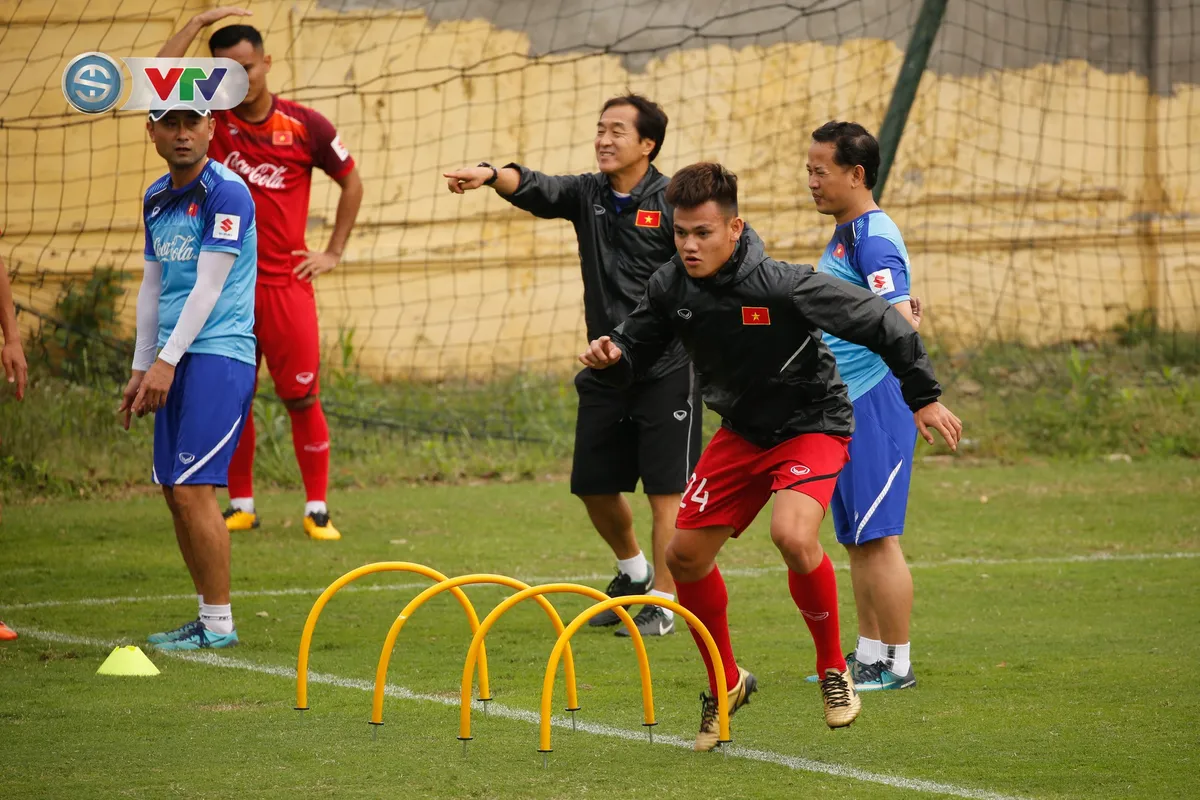 U23 Việt Nam tập luyện thiếu quân, thầy Park đau đầu về nhân sự - Ảnh 10. U23 Việt Nam tập luyện thiếu quân, thầy Park đau đầu về nhân sự - Ảnh 10.