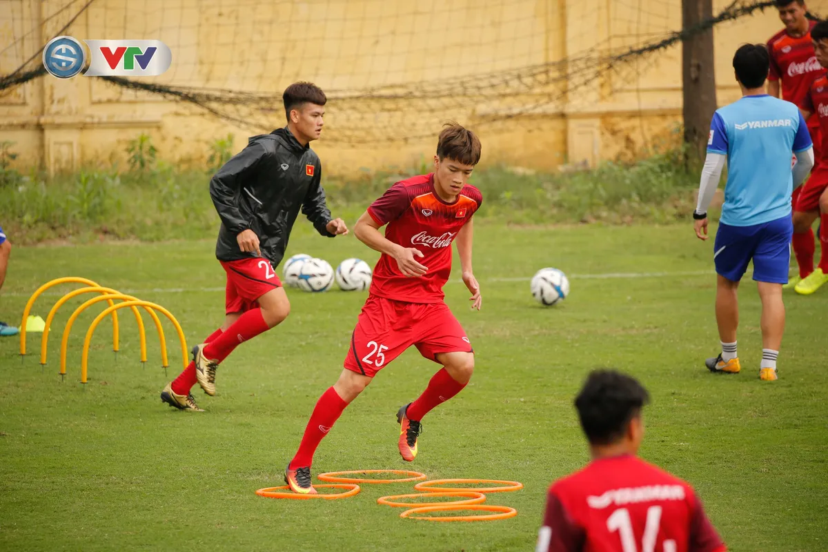 U23 Việt Nam tập luyện thiếu quân, thầy Park đau đầu về nhân sự - Ảnh 11. U23 Việt Nam tập luyện thiếu quân, thầy Park đau đầu về nhân sự - Ảnh 11.