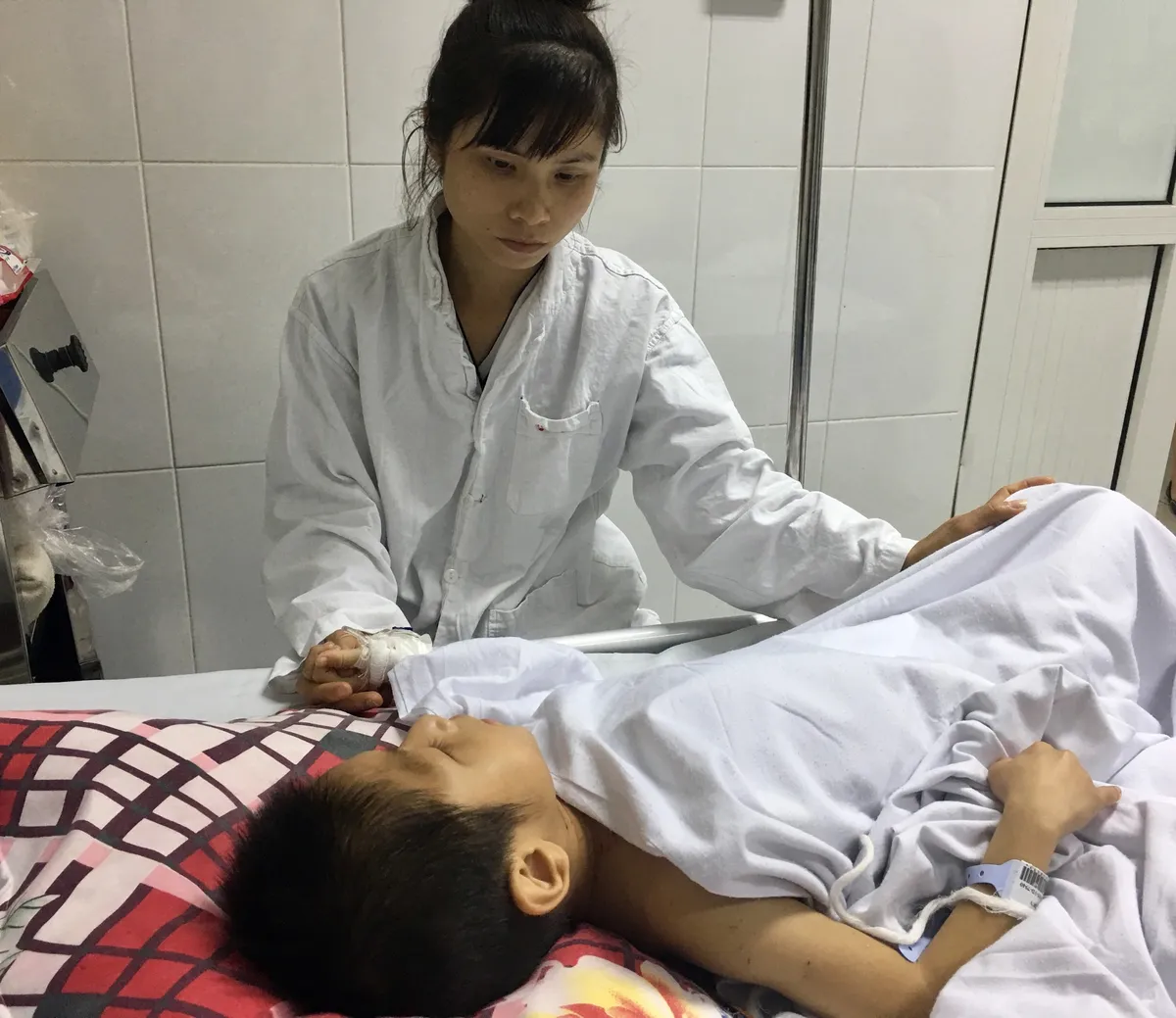Xót xa: Bé trai 9 tuổi bại não bị 4 con chó nhà xông vào cắn - Ảnh 2.