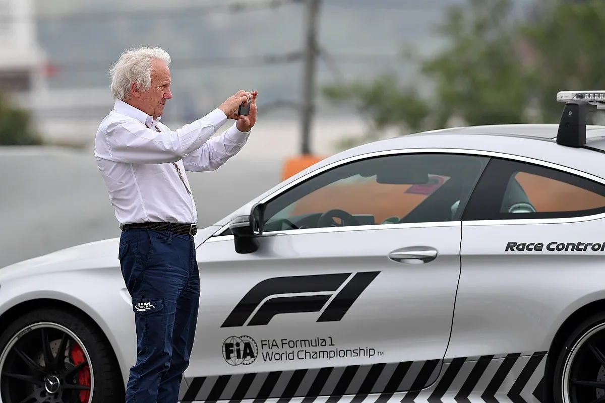 Charlie Whiting - Gi&aacute;m đốc giải đua xe c&ocirc;ng thức 1 qua đời - Ảnh 1.