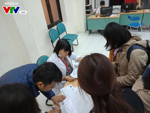 Thêm hàng trăm phụ huynh đội mưa rét đưa con lên Hà Nội xét nghiệm sán lợn - Ảnh 4. Thêm hàng trăm phụ huynh đội mưa rét đưa con lên Hà Nội xét nghiệm sán lợn - Ảnh 4.