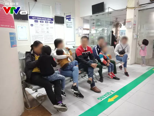 Thêm hàng trăm phụ huynh đội mưa rét đưa con lên Hà Nội xét nghiệm sán lợn - Ảnh 1. Thêm hàng trăm phụ huynh đội mưa rét đưa con lên Hà Nội xét nghiệm sán lợn - Ảnh 1.