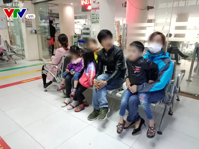 Thêm hàng trăm phụ huynh đội mưa rét đưa con lên Hà Nội xét nghiệm sán lợn - Ảnh 2. Thêm hàng trăm phụ huynh đội mưa rét đưa con lên Hà Nội xét nghiệm sán lợn - Ảnh 2.