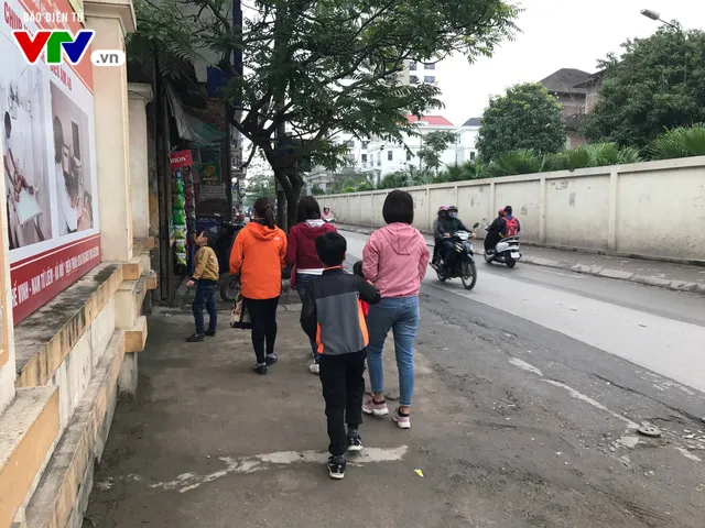 Ngày cuối tuần buồn bã của những phụ huynh có con bị nhiễm sán lợn - Ảnh 2. Ngày cuối tuần buồn bã của những phụ huynh có con bị nhiễm sán lợn - Ảnh 2.