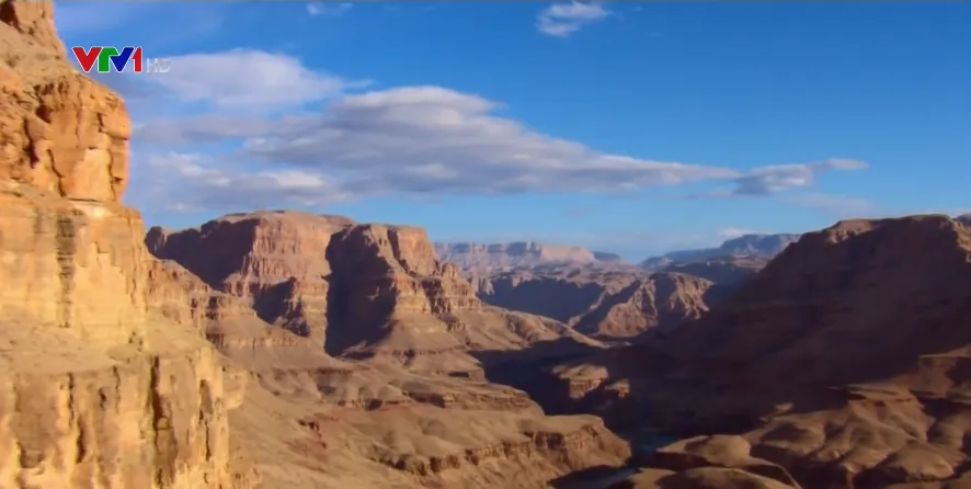 Chi&ecirc;m ngưỡng khung cảnh h&ugrave;ng vĩ của hẻm vực Grand Canyon - Ảnh 1.
