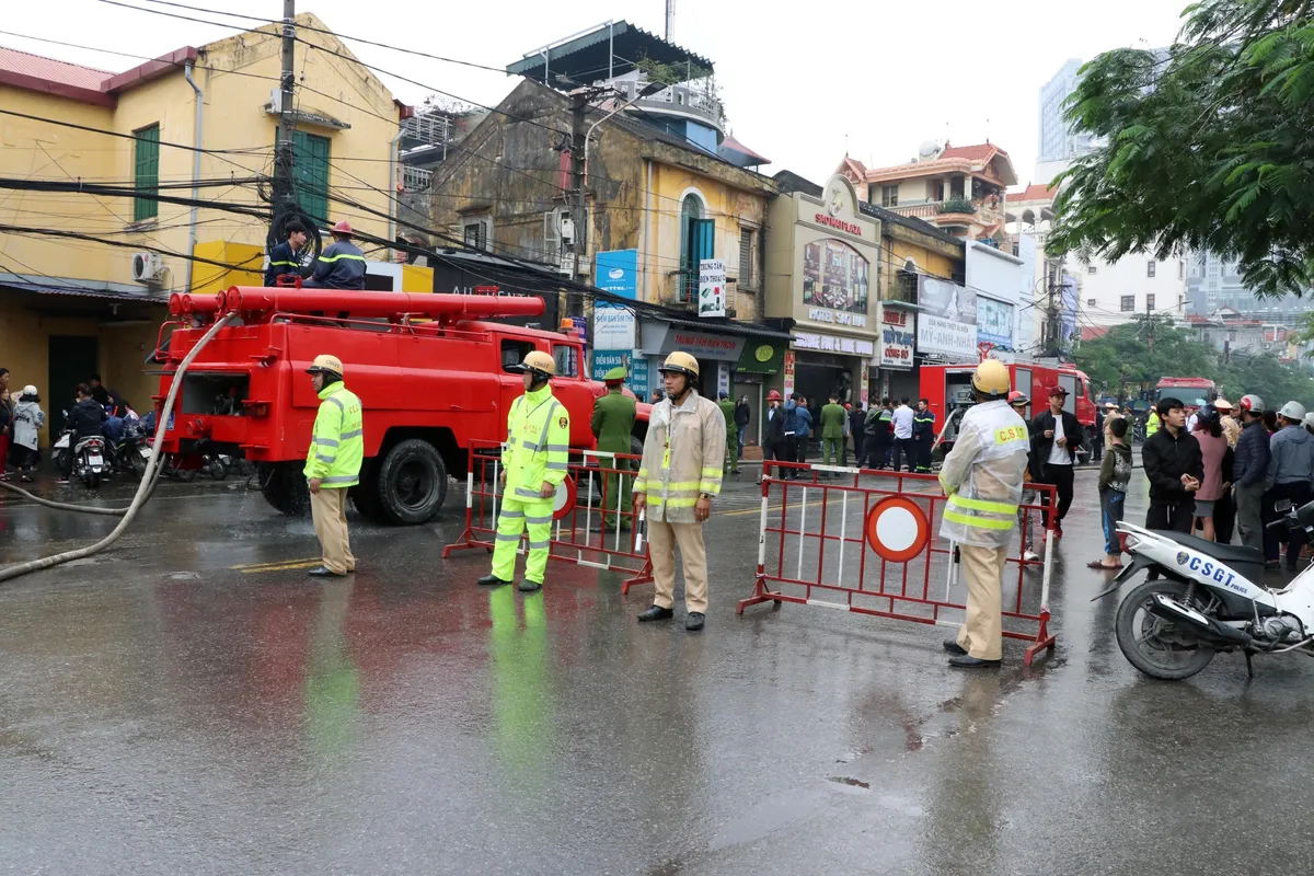 Cháy lớn ở Hải Phòng: Khách sạn bị thiêu rụi, nữ nạn nhân tử vong do ngạt khói - Ảnh 2.