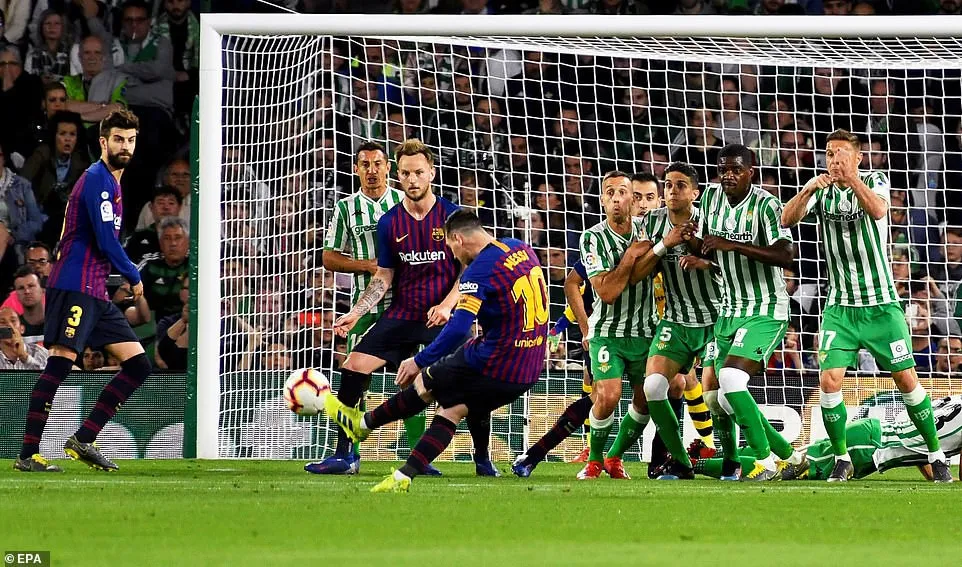 CĐV Real Betis tán thưởng Messi phi thường sau cú hat-trick siêu phàm - Ảnh 1. CĐV Real Betis tán thưởng Messi phi thường sau cú hat-trick siêu phàm - Ảnh 1.