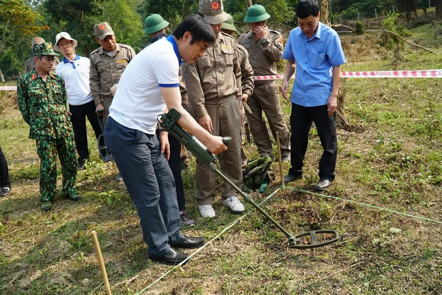 Bàn giao 200 máy dò bom mìn từ Dự án Việt Nam – Hàn Quốc hợp tác khắc phục hậu quả sau chiến tranh - Ảnh 1.